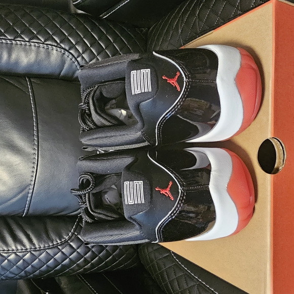 Jordan Athletic Shoes Black and Red - Picture 4 of 5